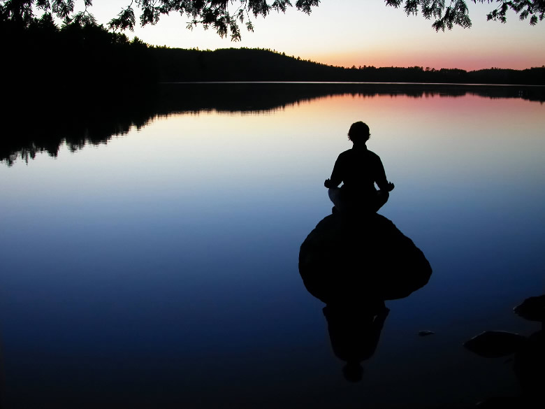 meditando no lago