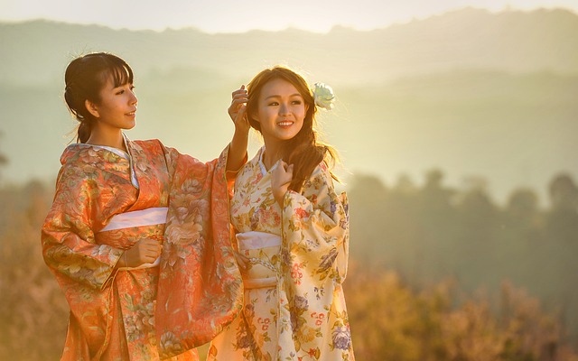 japonesas usando kimono