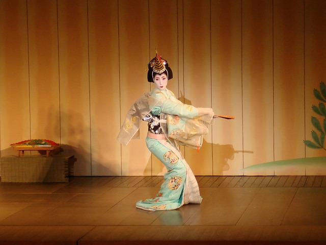geisha dançando