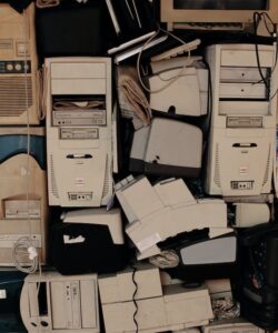 Como descartar lixo eletrônico?🤔 O que você precisa saber hoje