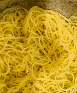 Receita de macarrão frito ao alho e óleo com panela pequena